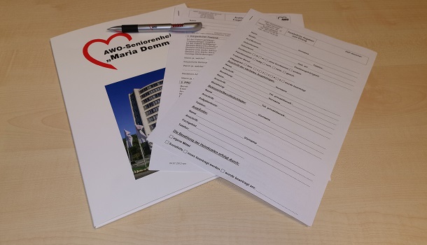 Formulare - Das Bild zeigt mehrere Formulare und einen Kugelschreiber.