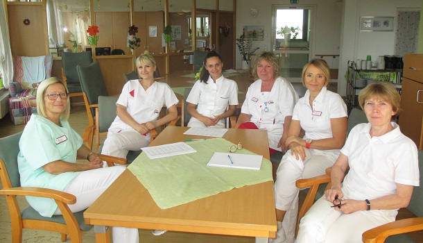 Gutes Team - Das Bild zeigt einige Personen des Pflegepersonals des AWO Seniorenheims Maria Demmel.